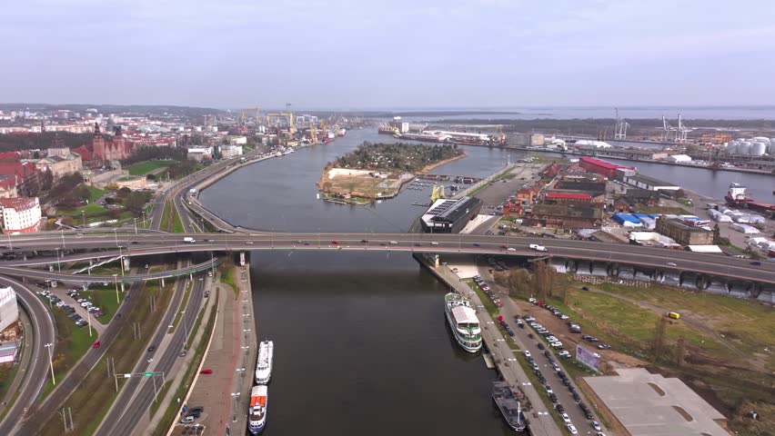 Drone video showcases March flight above the Oder River in Szczecin, featuring Szczecin Castle Route.