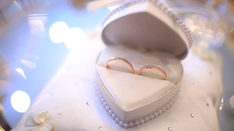 Two wedding rings made of white gold in a box Stockvideó