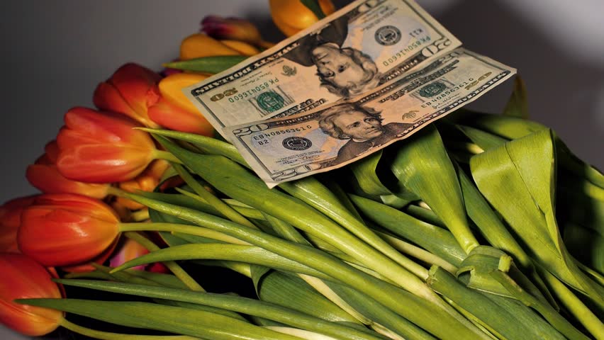 Flower buds placed in memory of the dead can be seen turning on the $20 bill Red yellow flowers.