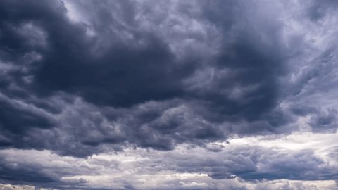 Timelapse of storm clouds move in the sky. Background of gray cumulus thick rain clouds in cloudy space. Time-lapse of dramatic sky. Change of weather. Natural background, copy space. 4K Stockvideo