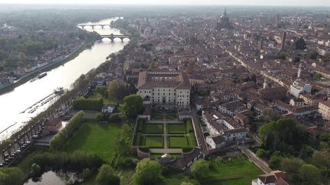 Flight over Borromeo gardens and college and Old Town in Pavia, Italy – Video có sẵn