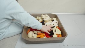 The video shows a child playing with a tray of sliced vegetables, developing motor skills and nutritional knowledge. Suitable for children's educational videos and advertising for children's food