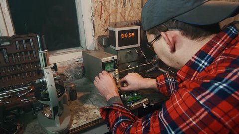 master engineer electrician configures the oscilloscope device