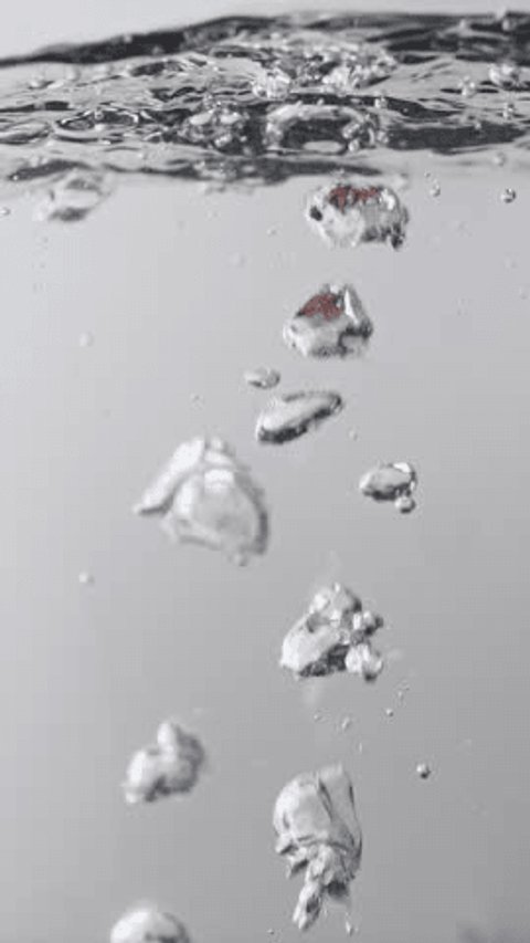 Large air bubbles in water in slow motion on light background. Vertical video. Underwater  Arkivvideo