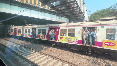 Mumbai, India - April 18 2024: A local commuter train at Kalyan near Mumbai India. Redaksjonell arkivvideo