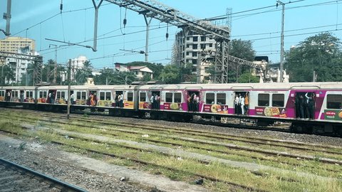 Mumbai, India - April 18 2024: A local commuter train at Kalyan near Mumbai India. Redaksjonell arkivvideo