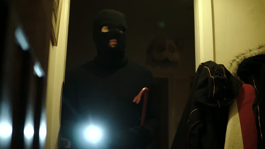 burglar night sneaking around house torch Stok Videosu (%100 Telifsiz) 3484...