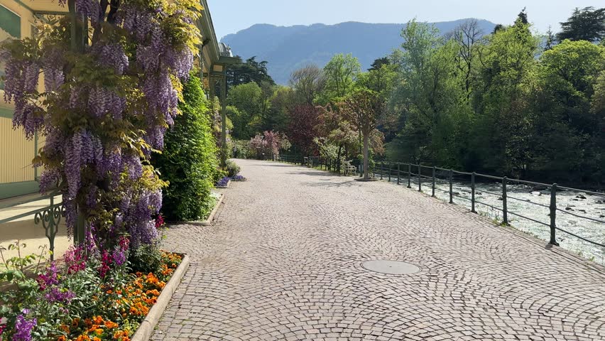 Spring magic in the Wandelhalle: experience the Mediterranean atmosphere and the hustle and bustle in the pedestrian zone of Merano, South Tyrol
