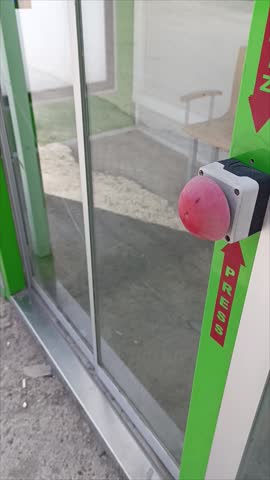 Opening and closing the stall door with the button
