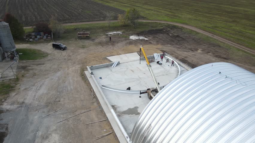 Construction of an arched hangar