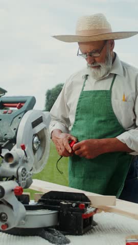A male carpenter uses a roulette outdoor