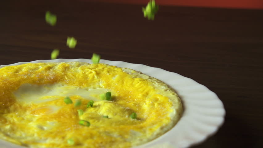 sliced green onion fall on the omelet