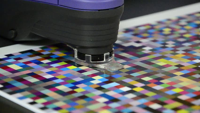 Press shop, spectrophotometer robot measurement of color patches in prepress on