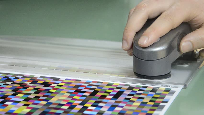 Press shop, spectrophotometer measurement of color patches in prepress on Test