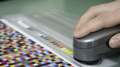 Press shop, spectrophotometer measurement of color patches in prepress on Test Arch