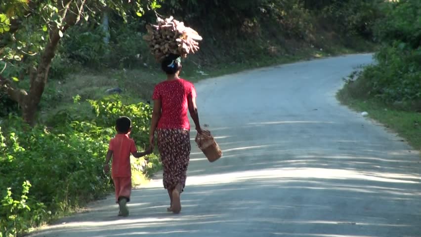 Mrauk-U, Rakhine/Myanmar : Woman carrying wood on her head