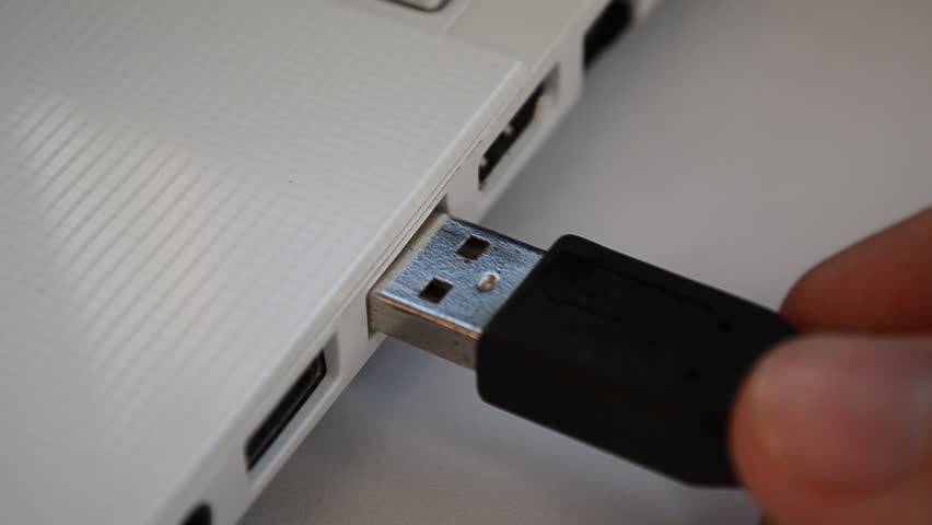 how to use pendrive in laptop