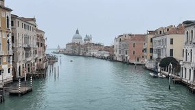 Time lapse video of boats going up and down Venice Grand Canal