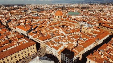 FLORENCE, Italy, 15 March 2024 - Florence seen from above, reveals a tapestry of picturesque architecture, weaving history and beauty under the Italian sun
 Szerkesztői stockvideó