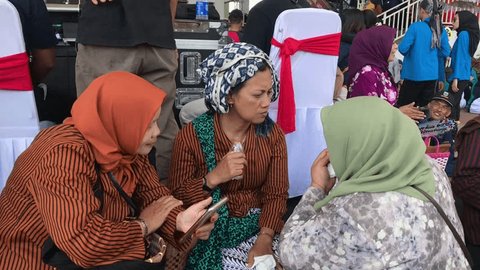 Batu, Indonesia - May 4 2024: Javanese female group gossip together while wearing East Java costume in Hari Pendidikan Nasional 2024 or Indonesian Education Day 2024. Female rural group discussing. Video Stok Editorial