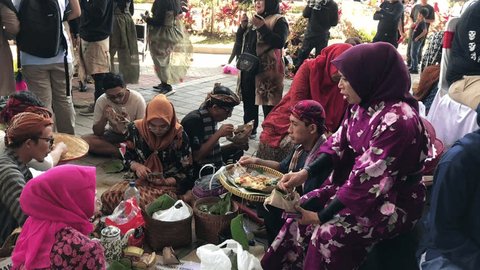 Batu, Indonesia - May 4 2024: Group carnival participant gather and having lunch  rural foods together while wearing East Java costume in Hari Pendidikan Nasional 2024 or Indonesian Education Day 2024 Video Stok Editorial