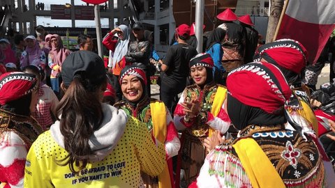 Batu, Indonesia - May 4 2024: Group carnival participant gather and laugh together in celebrating event with wearing East Java costume in Hari Pendidikan Nasional 2024 or Indonesian Education Day 2024 Video Stok Editorial