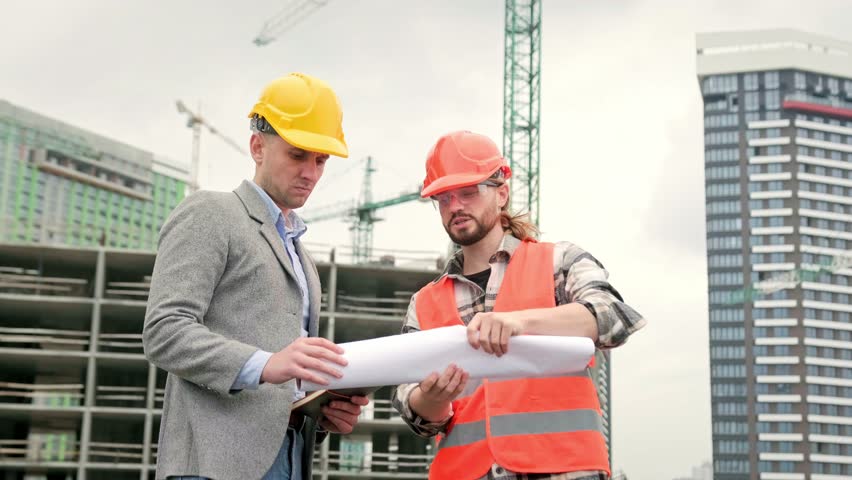 Work process on construction site, discussion of foremans