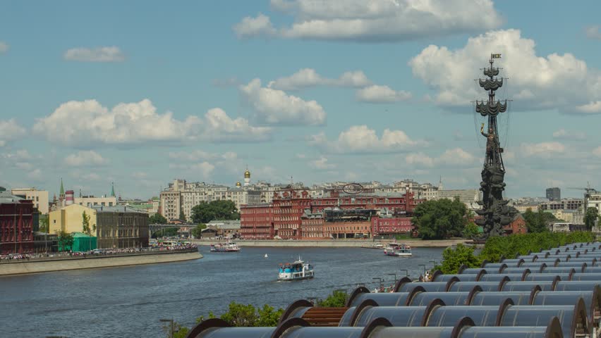 Monument to Peter the Great in Moscow, river boats timelapse 4k