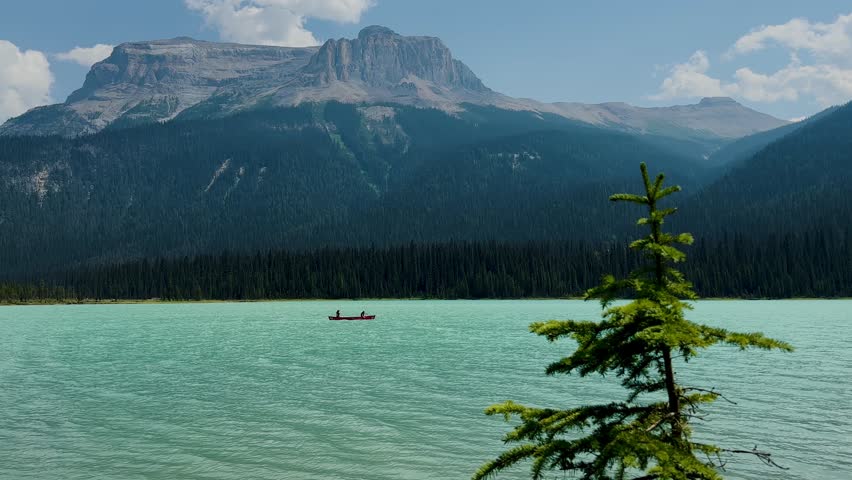 Emerald Lake is located in Yoho National Park in Canada. Famous for its emerald color and the splendid view of the Canadian Rockies that frame it. Canoe excursion with family. Trekking to the lake.
