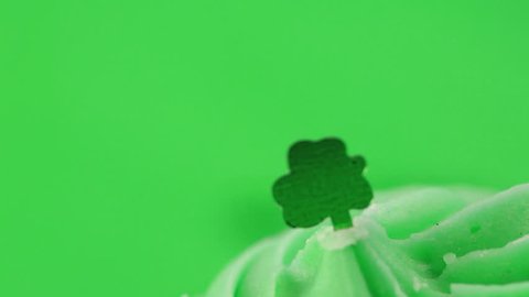 Zoom in on st patricks day cupcake on green background Stock Video