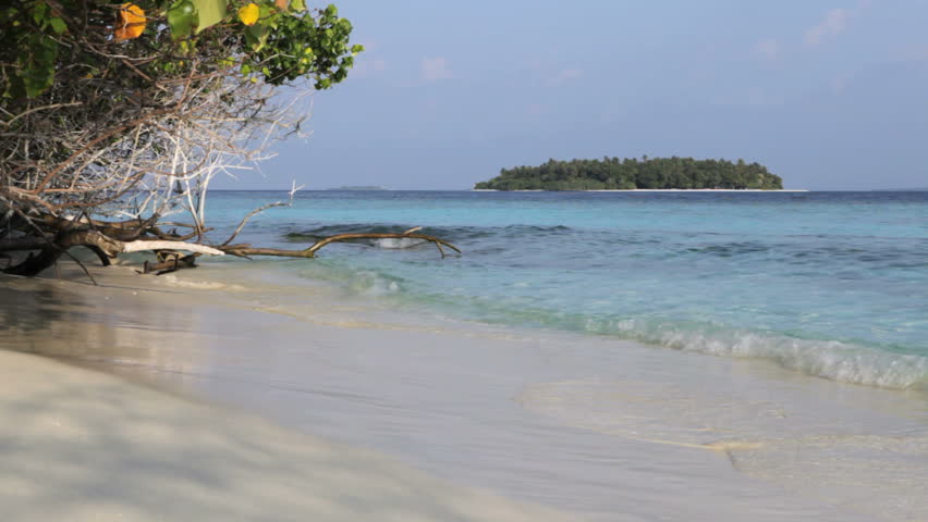 Maldives 4 - beach with island