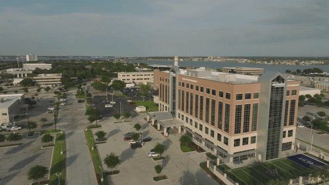 Houston , Texas , United States - 05 10 2024: An aerial half-orbit view of Houston Methodist Clear Lake Hospital, Houston Methodist Orthopedics and Sports Medicine, Medical Office Building 4, on NASA  编辑库存视频