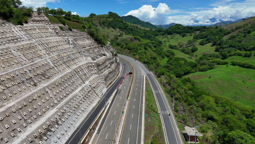 Aerial video near the Quebrada Sinifaná in which you observe a section of the new road known as "Conexión Pacífico 1" that connects Medellín with the town of Bolombolo.