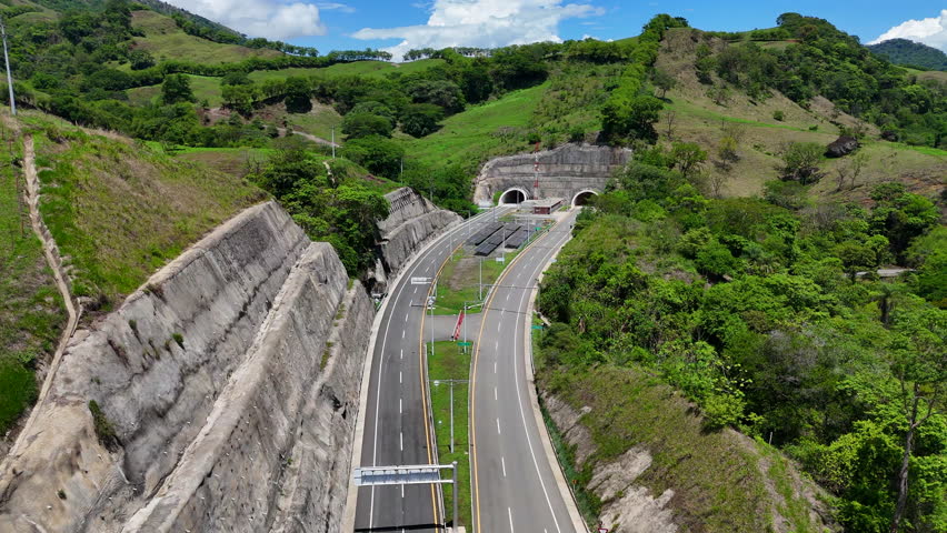 Aerial video near the Quebrada Sinifaná in which you observe a section of the new road known as "Conexión Pacífico 1" that connects Medellín with the town of Bolombolo.
