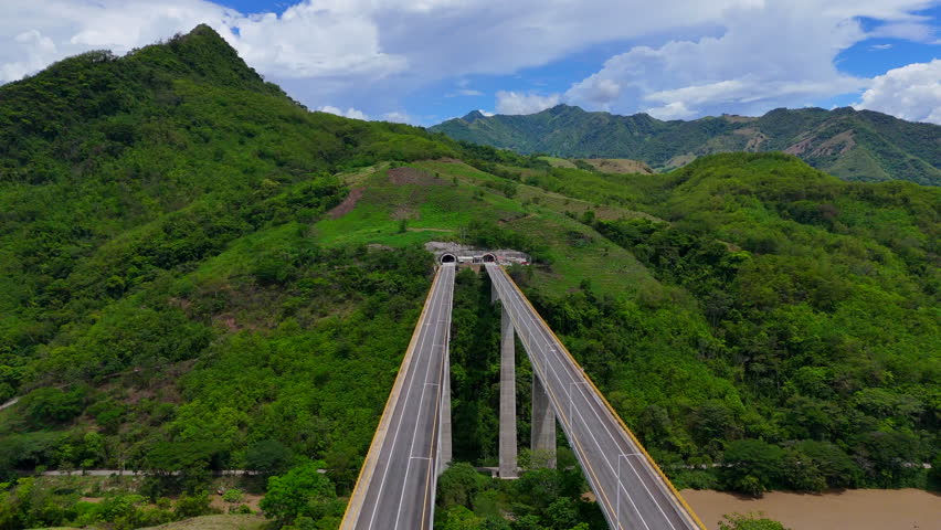 Aerial video near the town of Bolombolo, in which you can see a section of the new road known as Conexión Pacífico that connects Medellín with the municipality of La Pintada