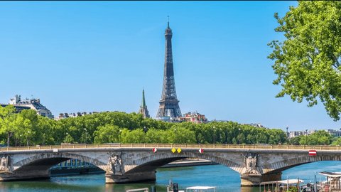 A timelapse of the Eiffel Tower along the river Seine with flyboats passing by with motion blur.Sunny but cloudy spring summer day paris city famous riverside bay tower view bridge timelapse panorama Stockvideo
