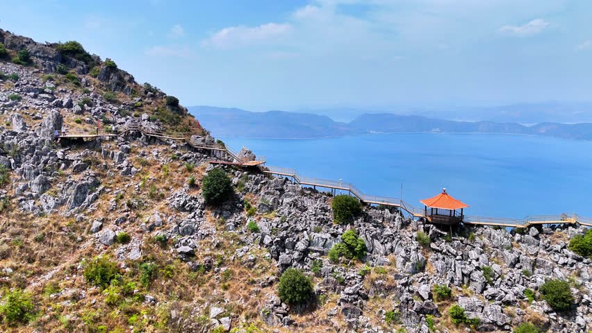 YUNNAN YUXI FUJIANHU This is one of the most beautiful lakes in YUNNAN, and the scenery of the lake from FUJIANHU