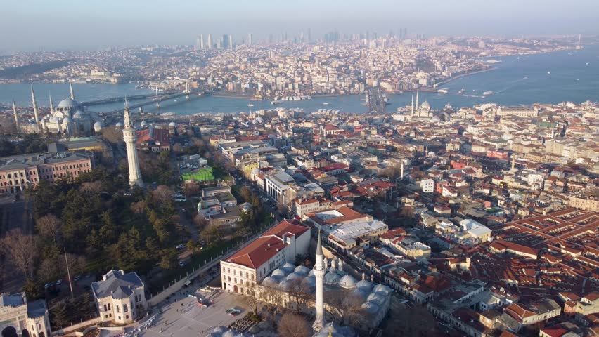 Grand Bazaar, Spice Market and Beyazit Mosque in Istanbul, Turkey. Drone Aerial pans up to city skyline to Fatih, Eminönü, Taksim, Galata, bay and Bridges. İstanbul, Türkiye. Kapalıçarşı, Büyük Çarşı