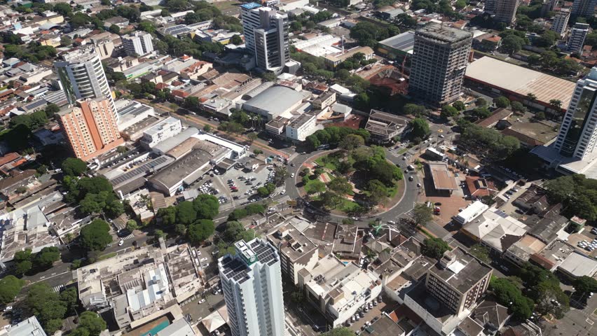 Wide view of the city of Maringá with tall buildings