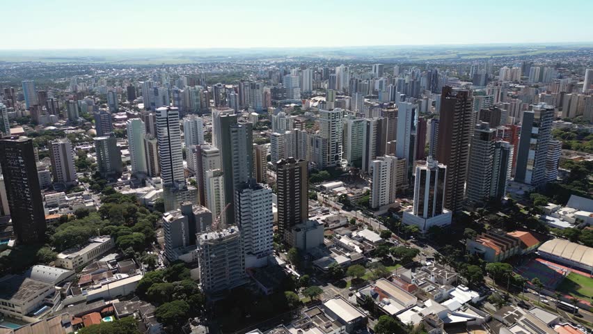 Wide view of the city of Maringá with tall buildings and the cone-shaped cathedral tower