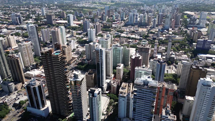 Wide view of the city of Maringá with tall buildings