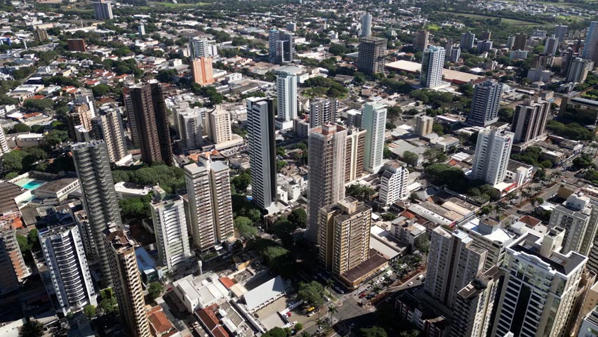 Wide view of the city of Maringá with tall buildings