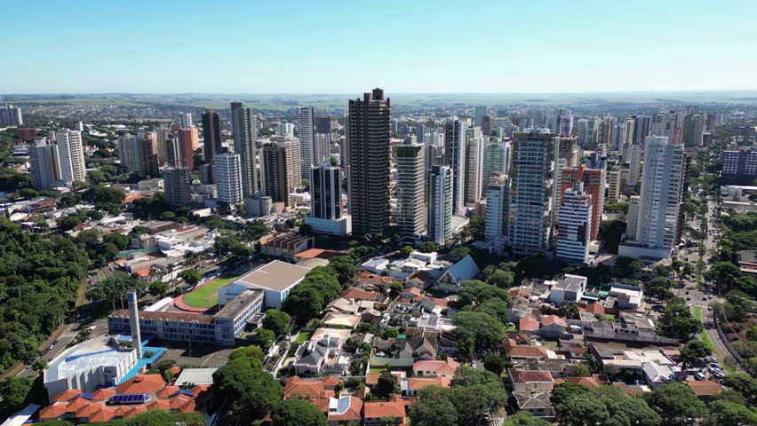 Wide view of the city of Maringá with tall buildings