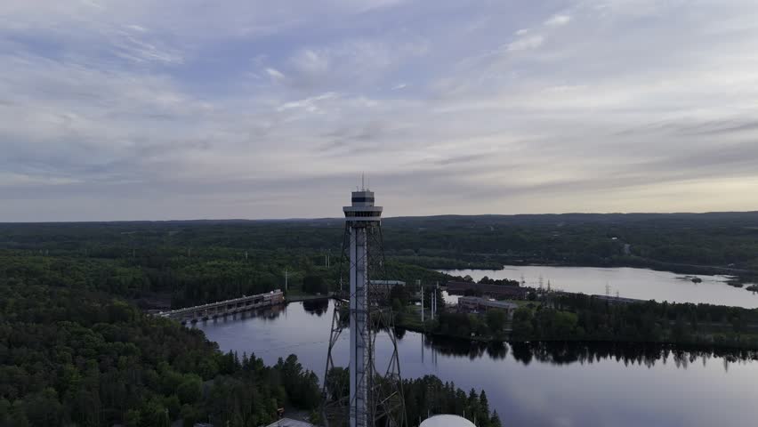 Circle around the Shawinigan Cite de l'énergi tower at sunset.