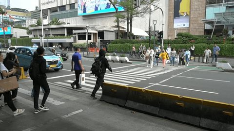 JAKARTA, June 4 2024. People crossing the zebra crossing in the Hi roundabout area, Central Jakarta Redaksjonell arkivvideo