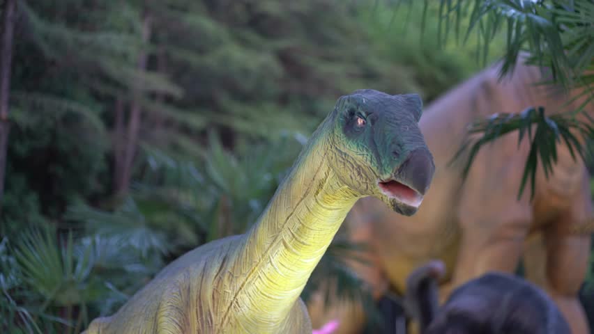 Therizinosaurus moves its head in different directions a predatory dinosaur with hypertrophied claws, a dinosaur that lived at the very end of the Cretaceous period. High quality 4k footage