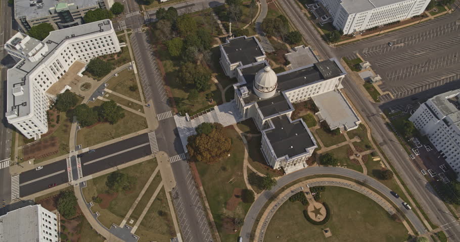 Montgomery Alabama Aerial v12 Pullout drone shot of the Capitol Building and Dexter Avenue - DJI Inspire 2, X7, 6k - March 2020