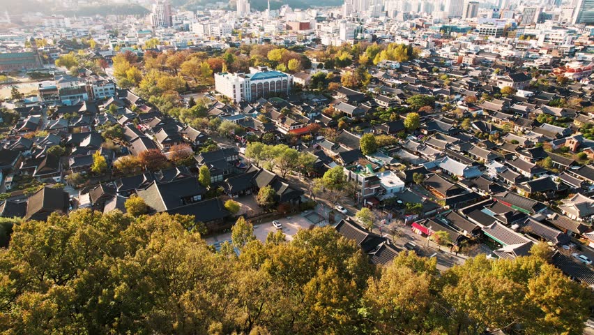  Jeonju Hanok Village’s traditional charm, with a harmonious blend of historic structures and modern urban development, showcasing Korea’s dedication to cultural heritage.