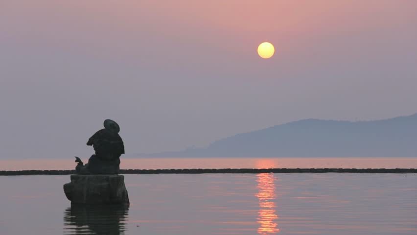 March 4, 2023, the sunset scenery of Taihu Lake in Yuantouzhu, Wuxi City, Jiangsu Province