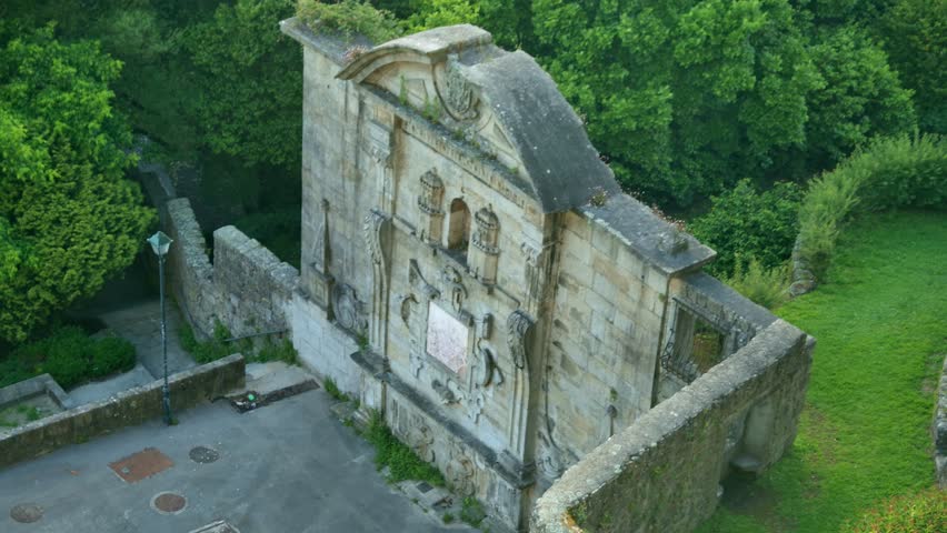 Static shot of a moinument wall in Porto.